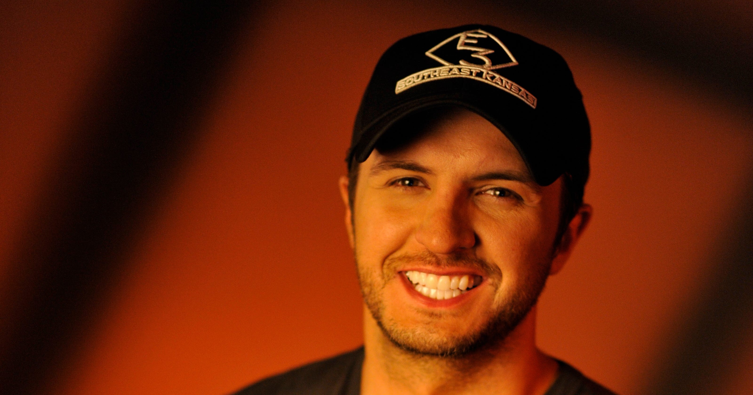 Luke Bryan keeps 'Party' going for a second week