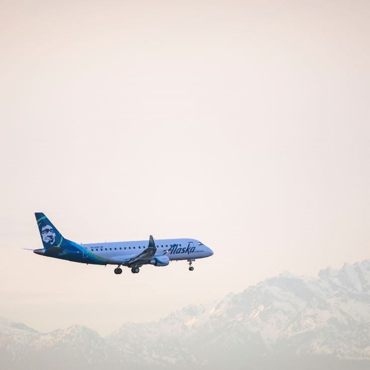 A Horizon Air E175 in flight