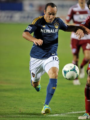 Los Angeles Galaxy midfielder Landon Donovan has reportedly agreed to stay with the team.