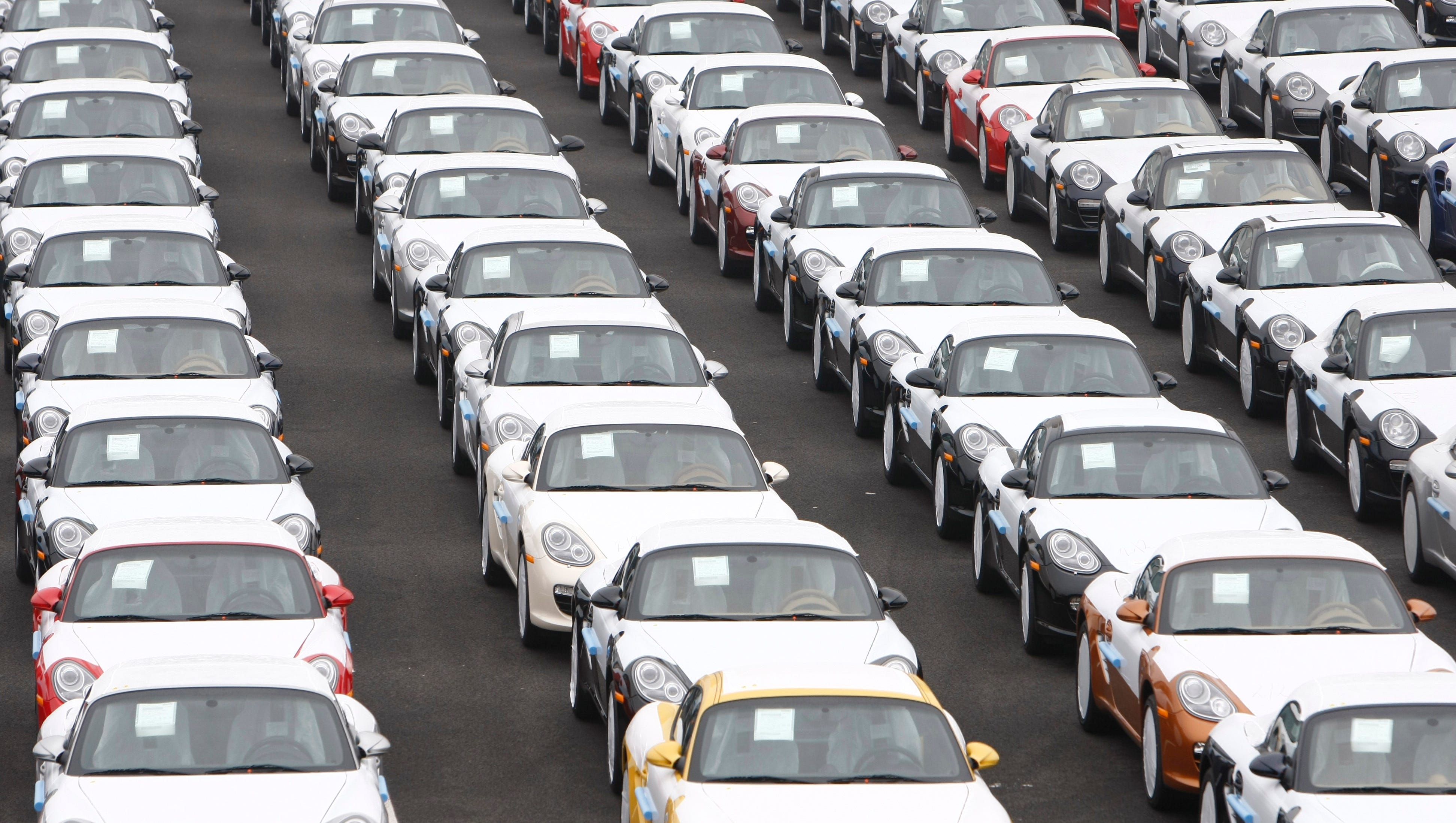 Cars lots of people. Экспорт автомобилей Германии.