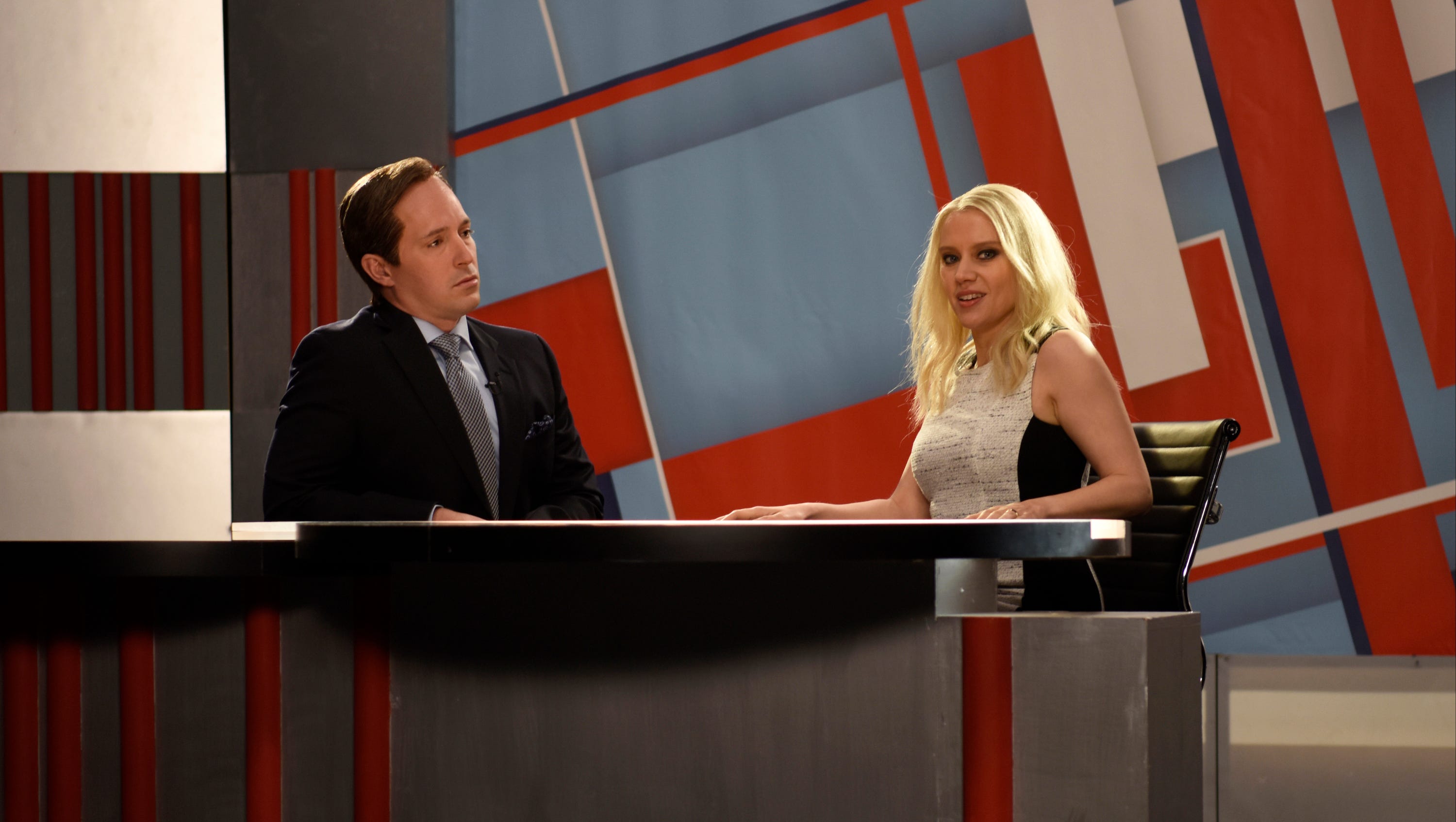 Snl Mckinnon S Kellyanne Conway Goes Full Fatal Attraction On Jake Tapper