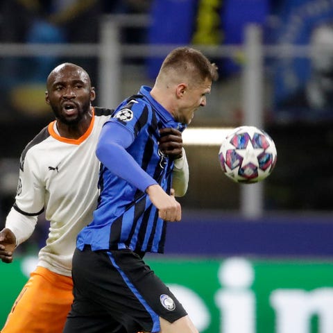 Atalanta's Josip Ilicic, front, duels for the ball