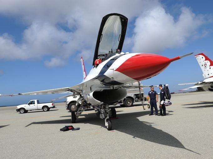 La llegada de los Thunderbirds de las Fuerzas Aéreas