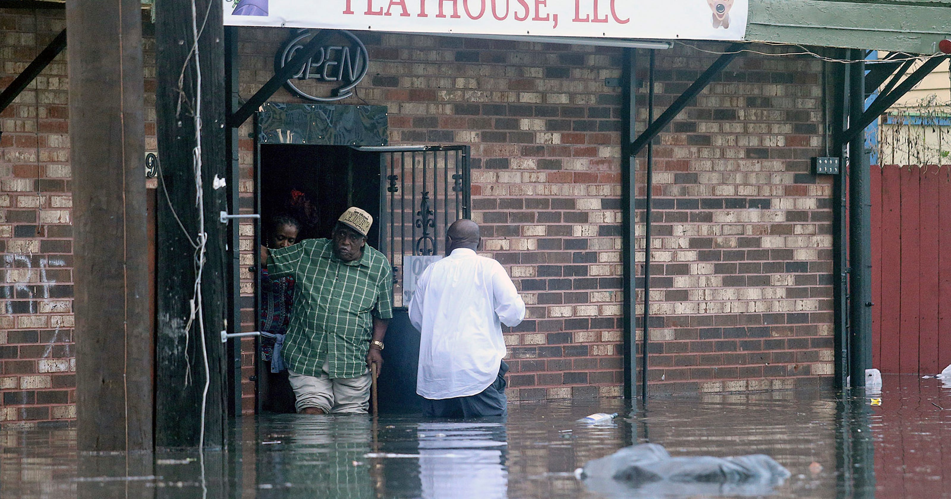 New Orleans Residents warned to move cars because of flood risk