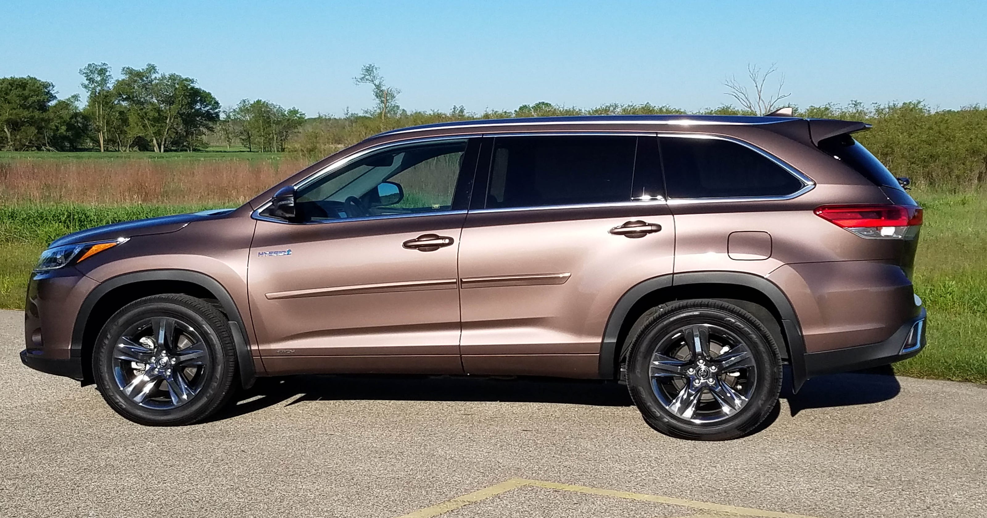 Savage on Wheels: 2017 Toyota Highlander Hybrid Ltd. Platinum