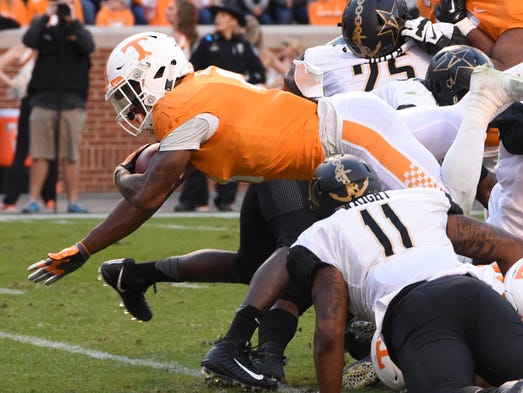 Tennessee running back John Kelly (4) makes his way