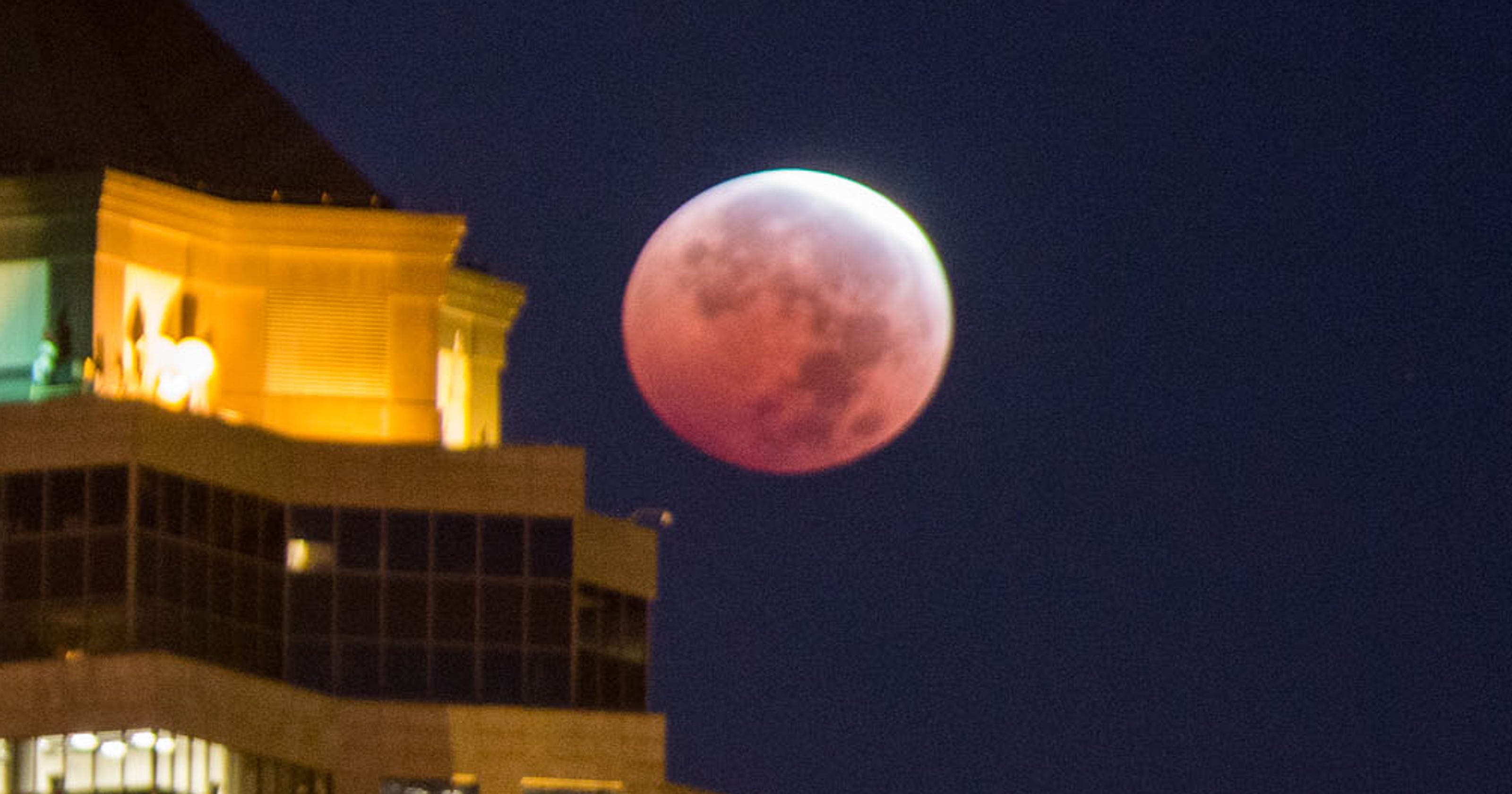 Video Amazing views of blood moon over Des Moines