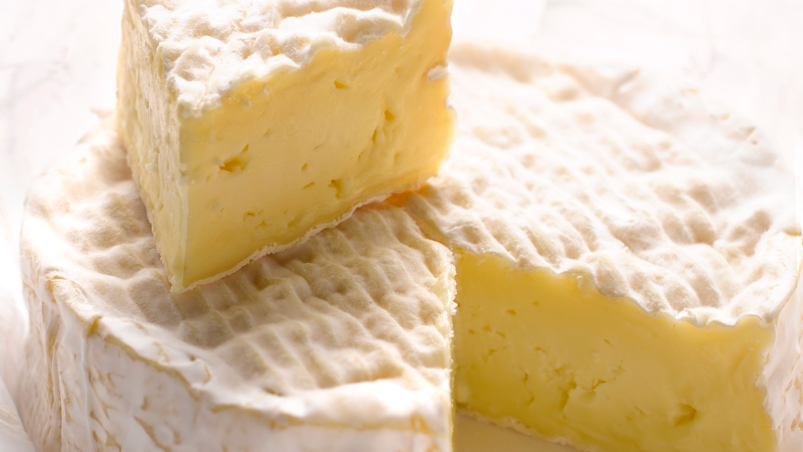 Слоеное тесто с сыром камамбер