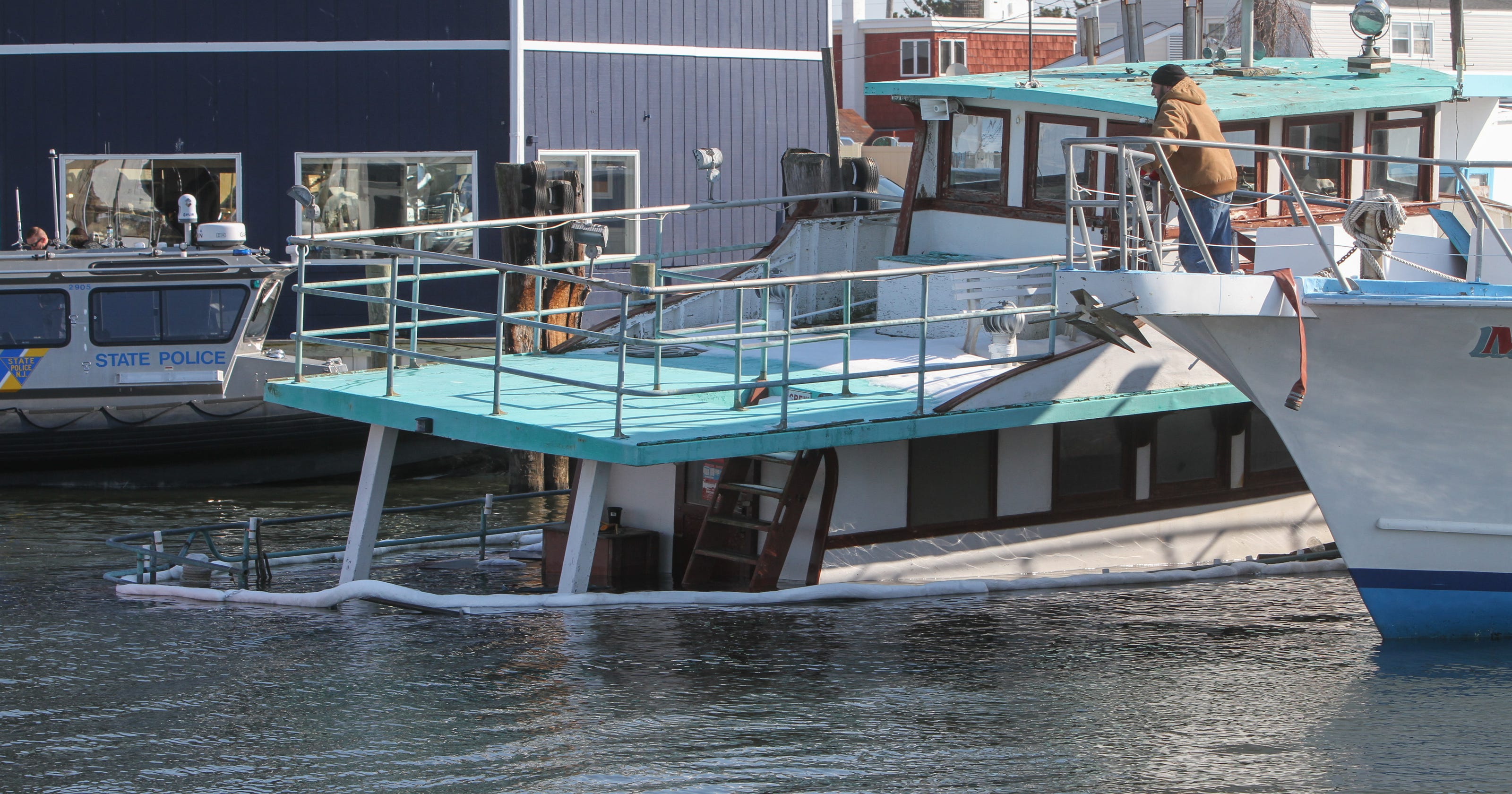 Boat sinks near Manasquan Inlet