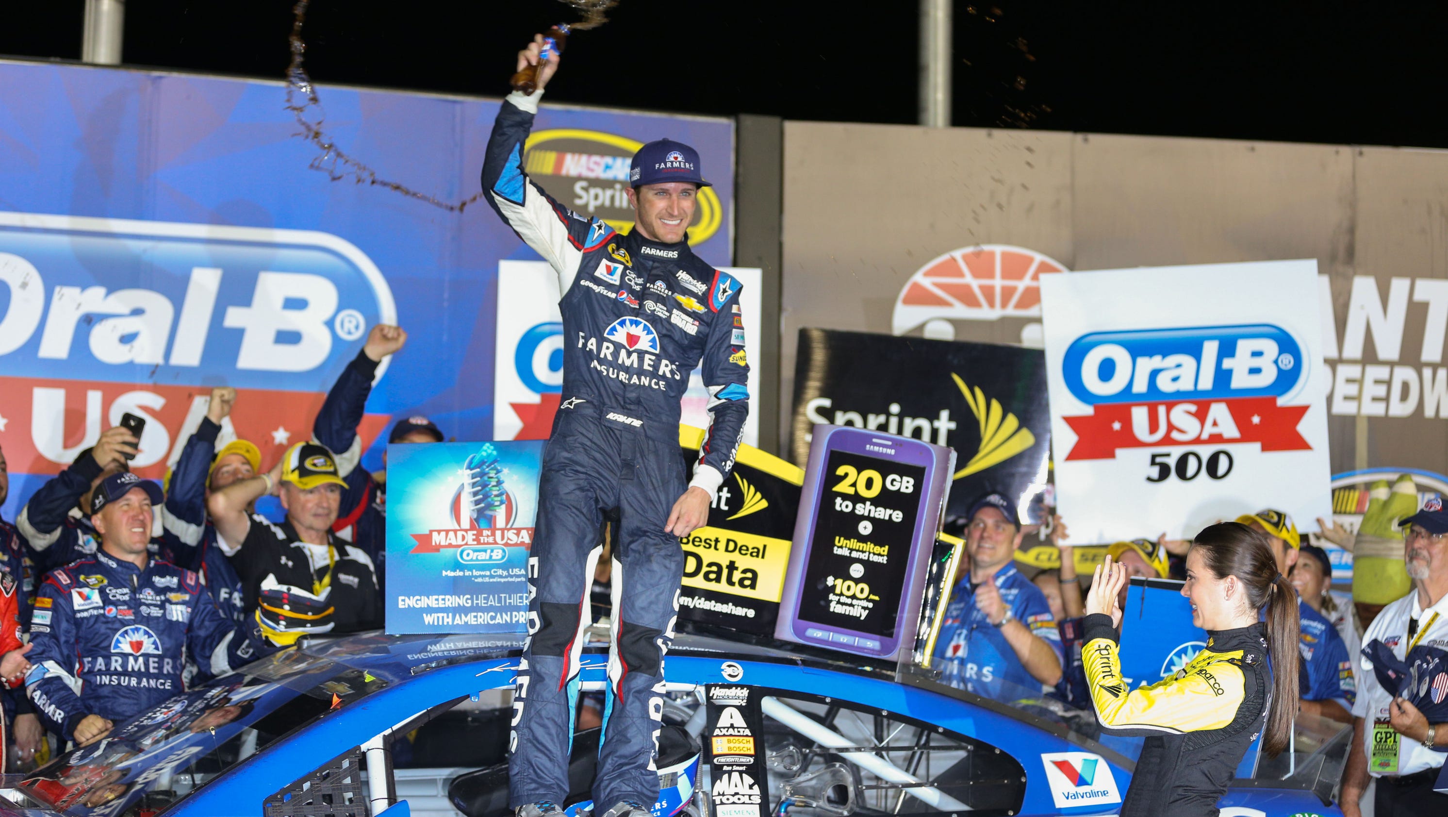 Kasey Kahne wins at Atlanta, clinches Chase spot