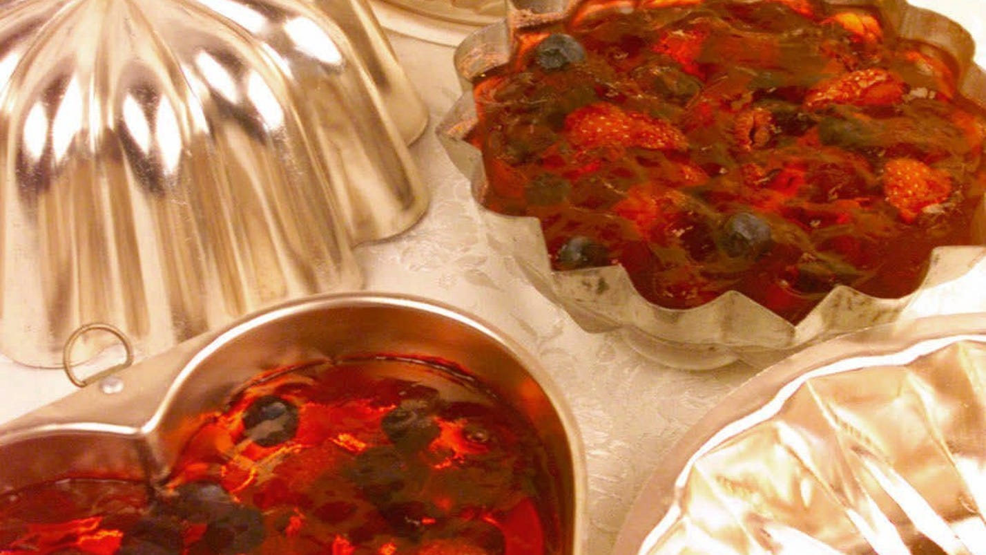 Make your own gelatin dessert with fruit juice