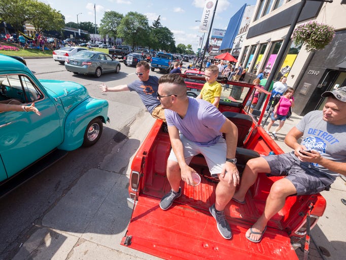 From left, Eric Steiner of Royal Oak reaches out to