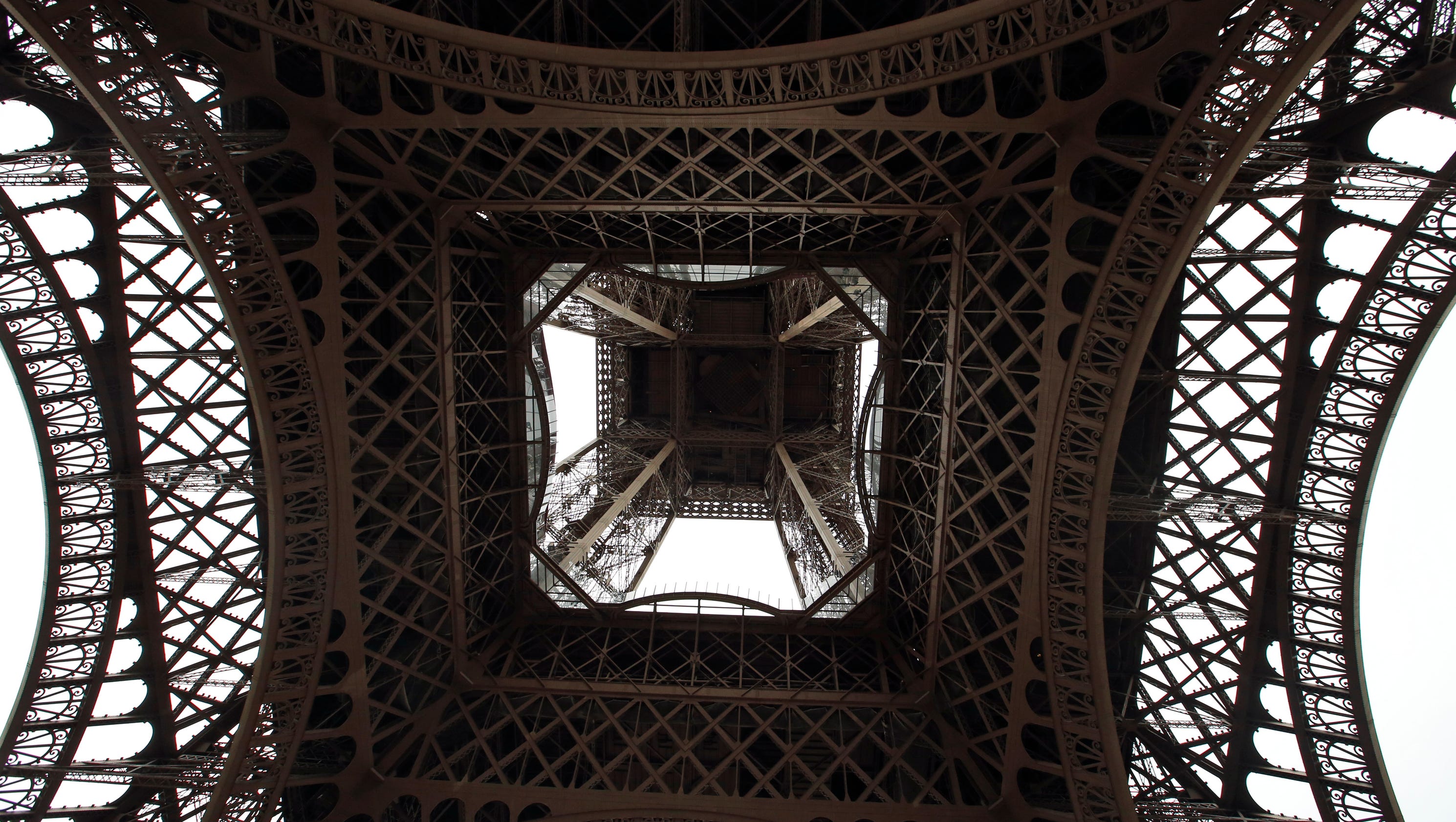 Eiffel Tower debuts new glass floor