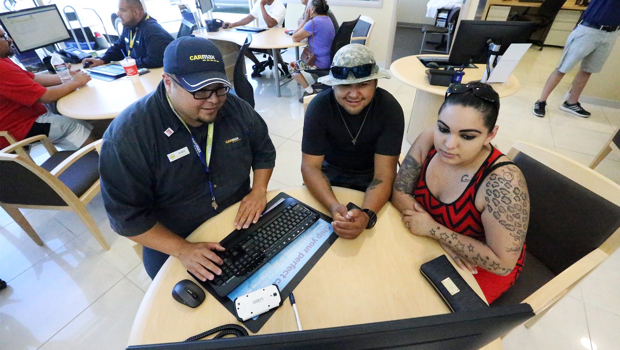 No-haggle prices fuel CarMax growth