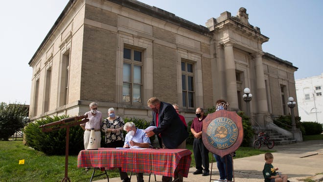 Larry Kuster of the MacMurray Foundation & Alumni Association signs a ceremonial agreement with Jacksonville mayor Andy Ezard at the Jacksonville Area Museum, located at the old Post Office building on East State Street in Jacksonville, Ill., Thursday, Sept. 17, 2020. The agreement places MacMurray College's artifact collection with the museum.