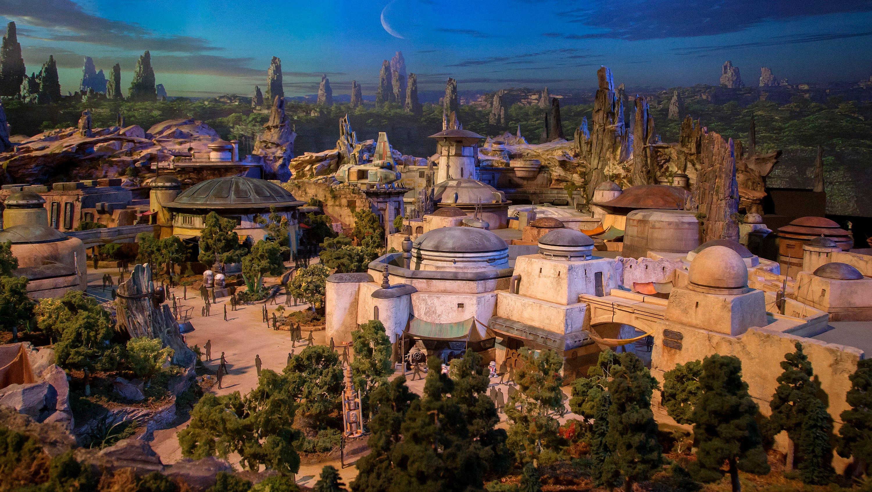 Star Wars Land To Open In Disneyland In Summer 2019 Then Disney World