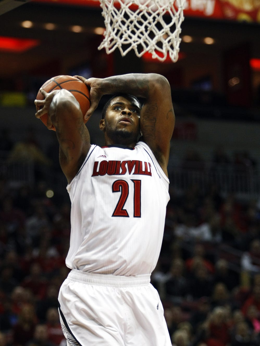 Louisville Basketball S Chane Behanan Wku S A J Slaughter Join