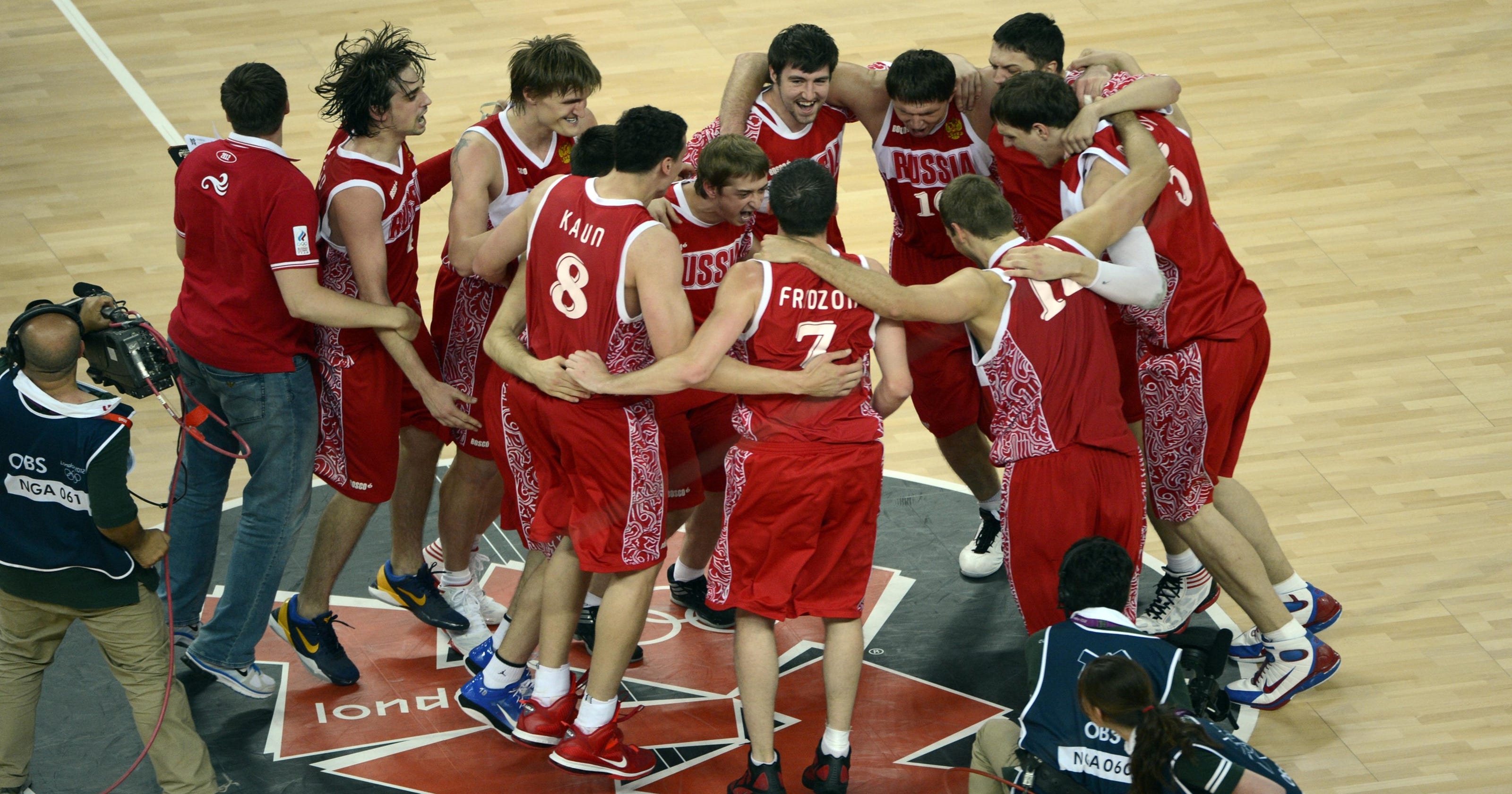 Сайт российского баскетбола. Русские баскетболисты. Кирс баскетбол. Баскетболисты России на фоне людей.