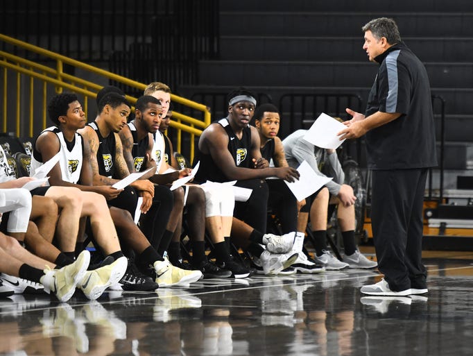 Oakland University Grizzlies head coach Greg Kampe