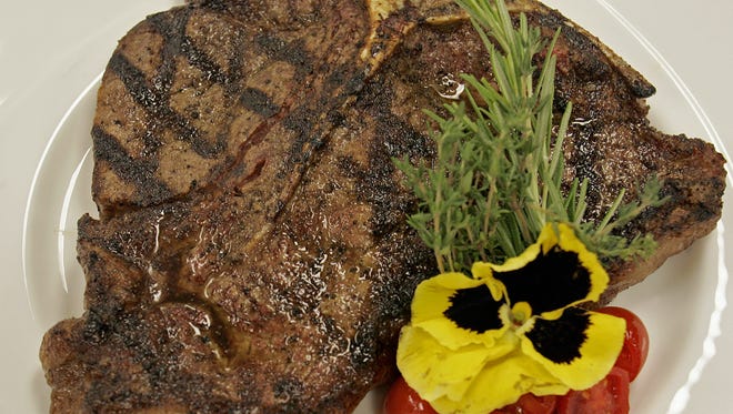 T-bone steak no AJ's Steakhouse em Prairie Meadows em Altoona.