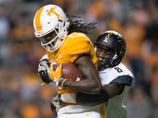 Tennessee wide receiver Marquez Callaway (1) runs the