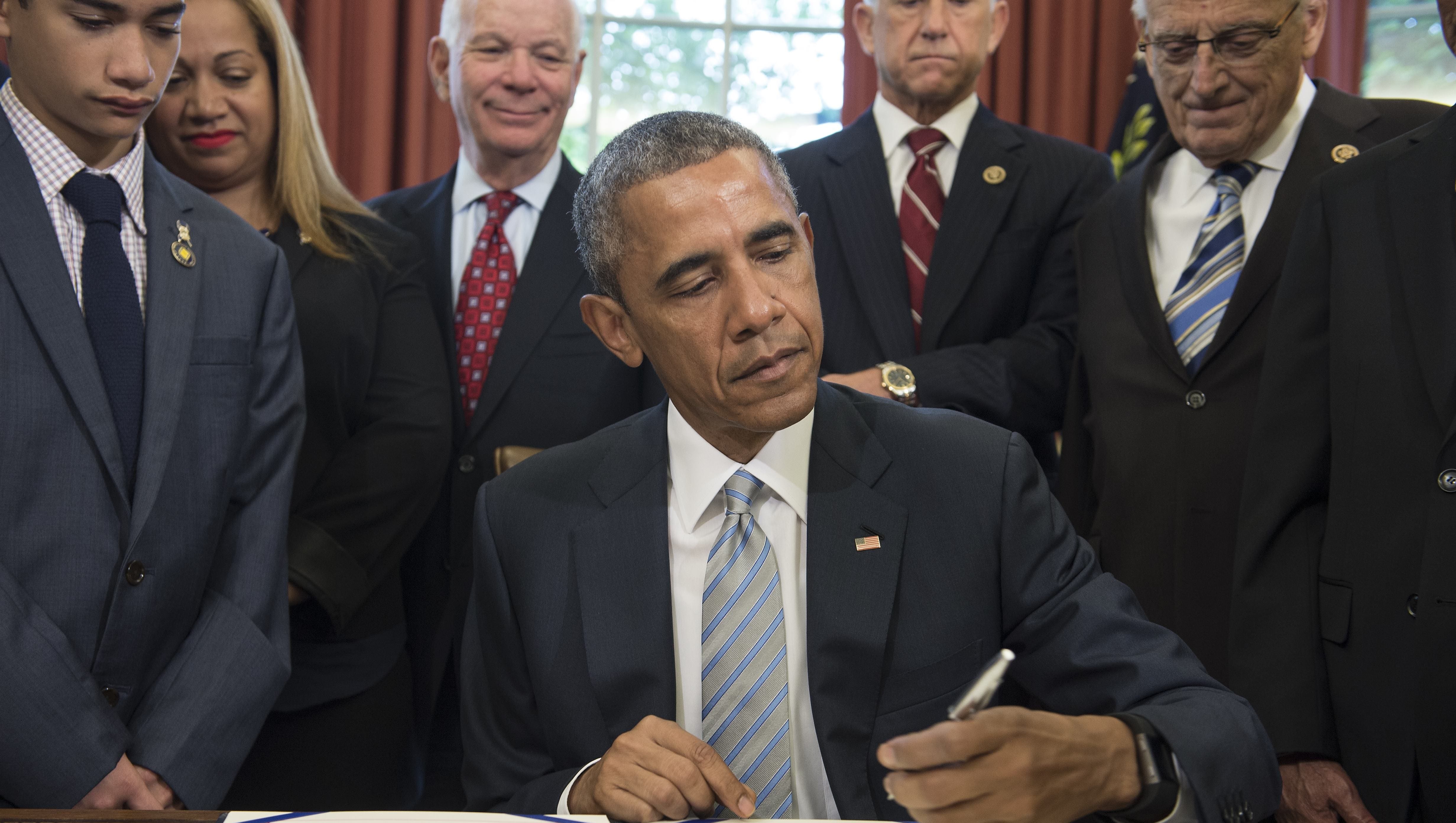 Obama Signs Blue Alert Law To Protect Police