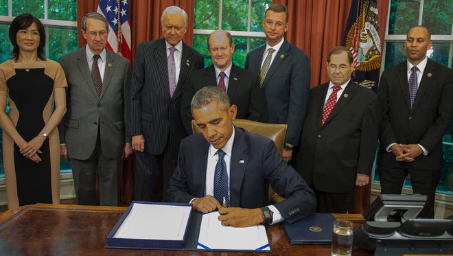 President Obama signs the Defend Trade Secrets Act of 2016 in the Oval Office of the White House Wednesday.