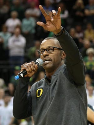 Oregon's new head football coach Willie Taggart acknowledges the crowd after being introduced during the Alabama vs. Oregon men's NCAA college basketball game Sunday, Dec. 11, 2016, in Eugene, Ore. (AP Photo/Chris Pietsch)