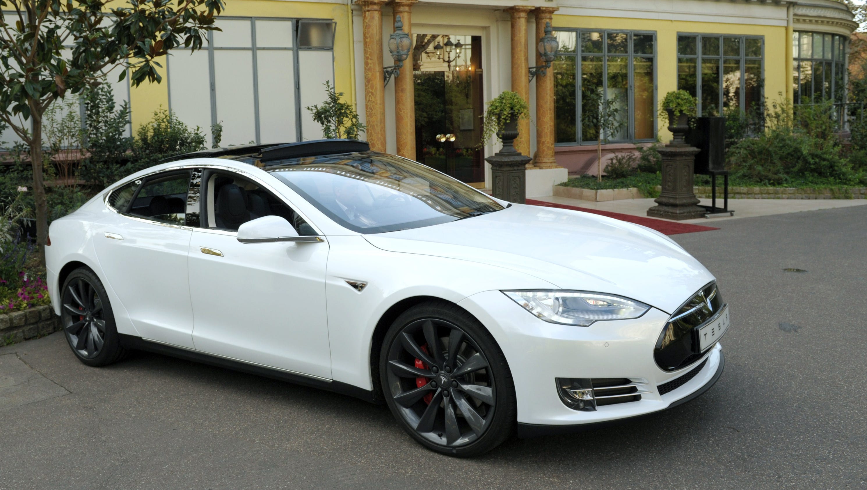 Michigan bans Tesla direct sales; Reno gigafactory 'on track'3200 x 1680