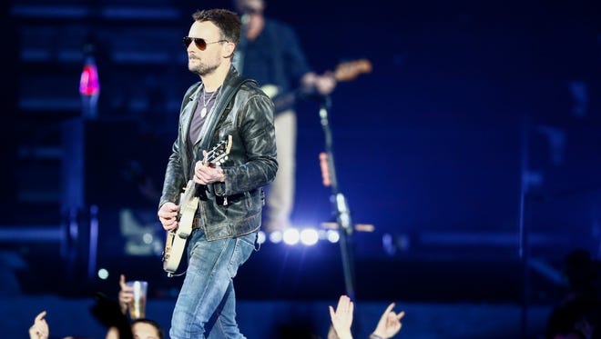 Ο Eric Church εμφανίζεται στο Wells Fargo Arena το 2017.