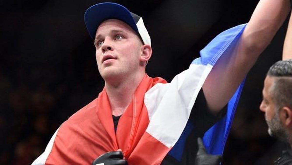 Ufc Fighter Salutes Ahero Veterans