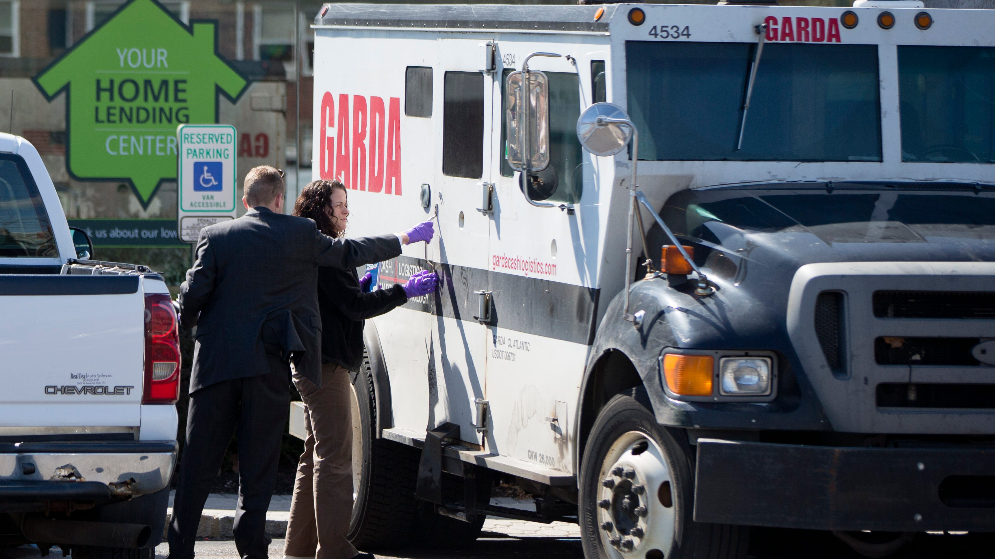phila robbers steal 105k from armored truck garda armored truck