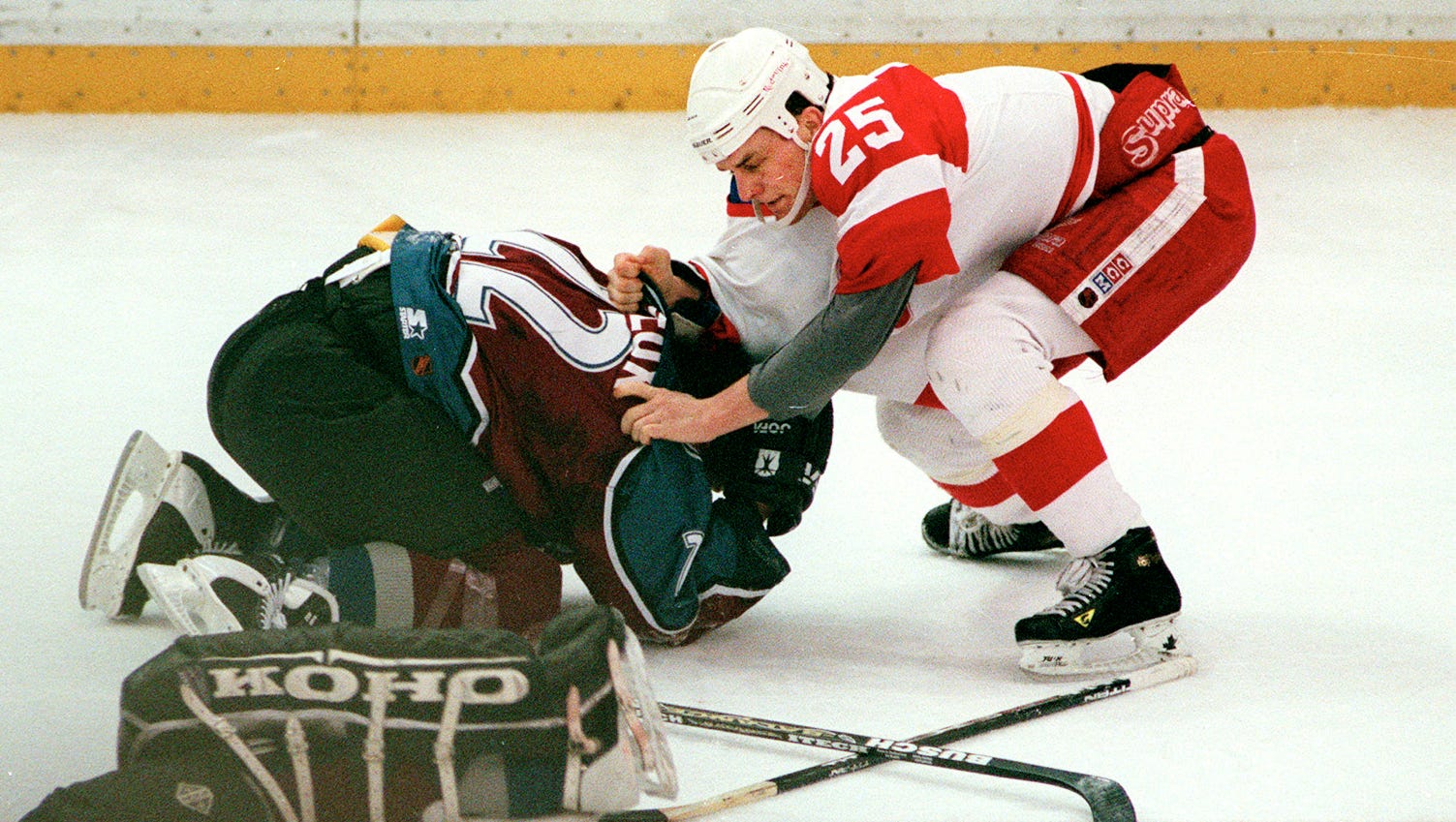 Claude Lemieux, Darren McCarty watch Red WingsAvalanche fight together