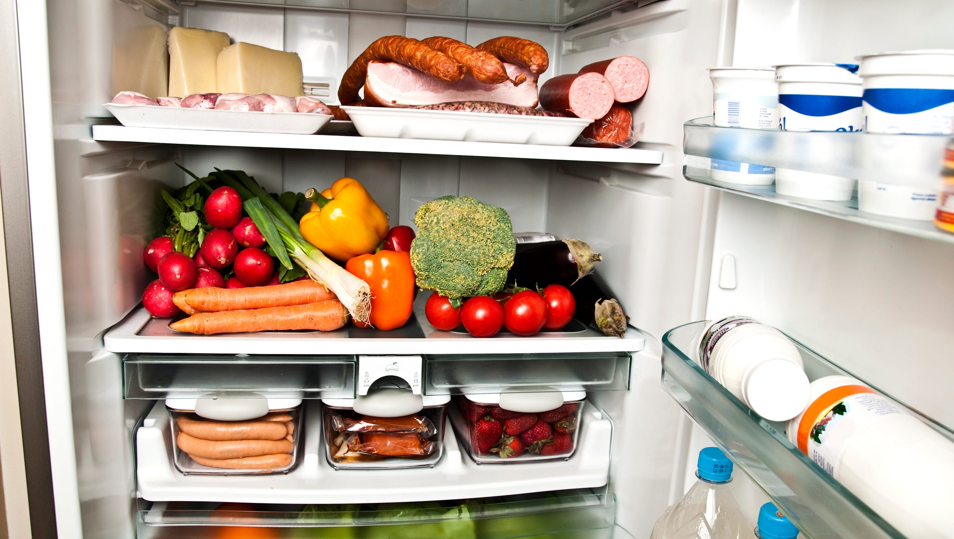 В холодильнике есть мясо. Холодильник с продуктами. Холодильник с едой. Проддуктыв холодильнике. Хранение продуктов.