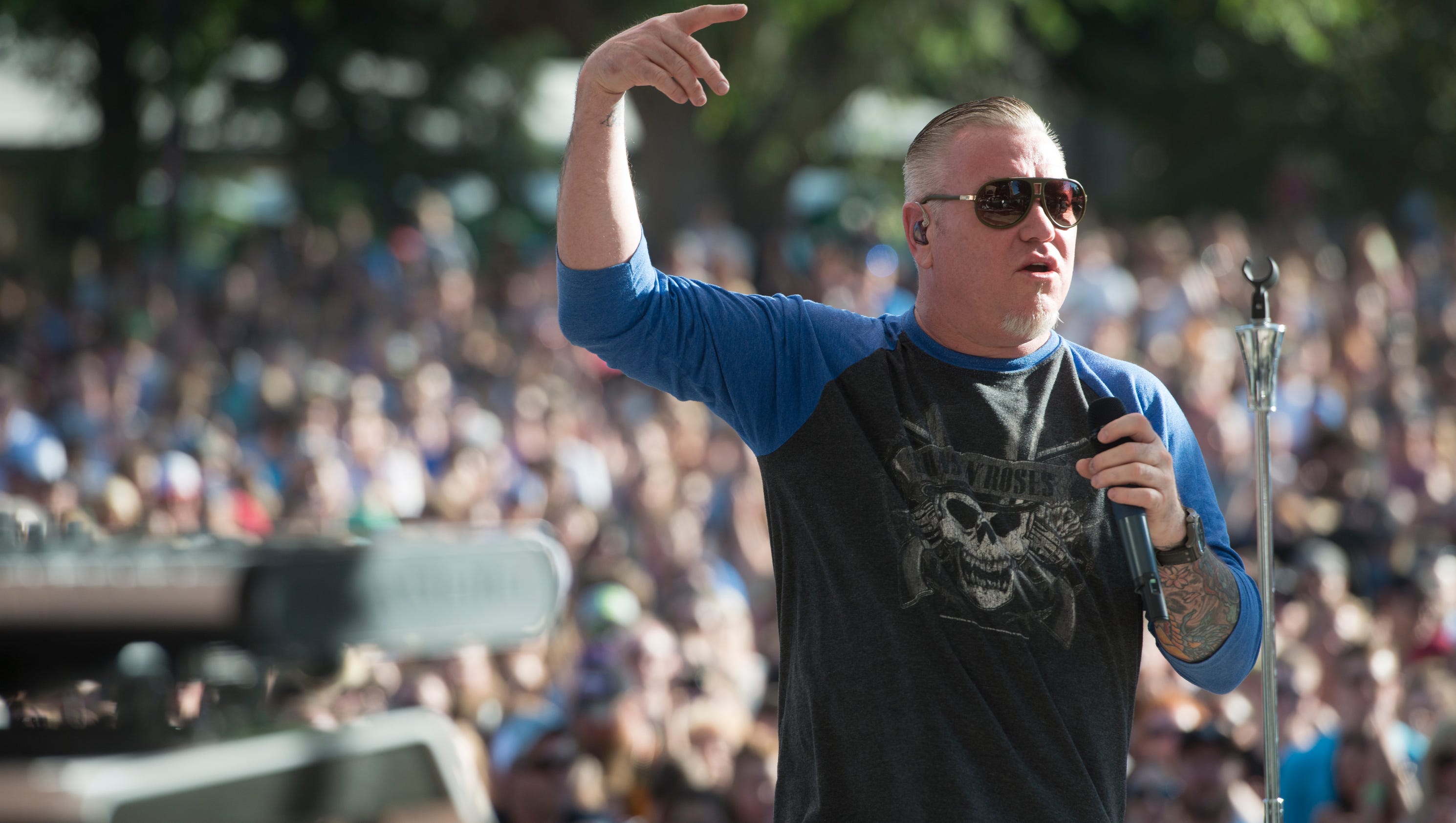 Hey now! Smash Mouth singer flips as fans throw bread