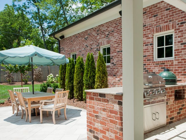 Whit Polley’s outdoor space includes a kitchen equipped with a Big Green Egg.