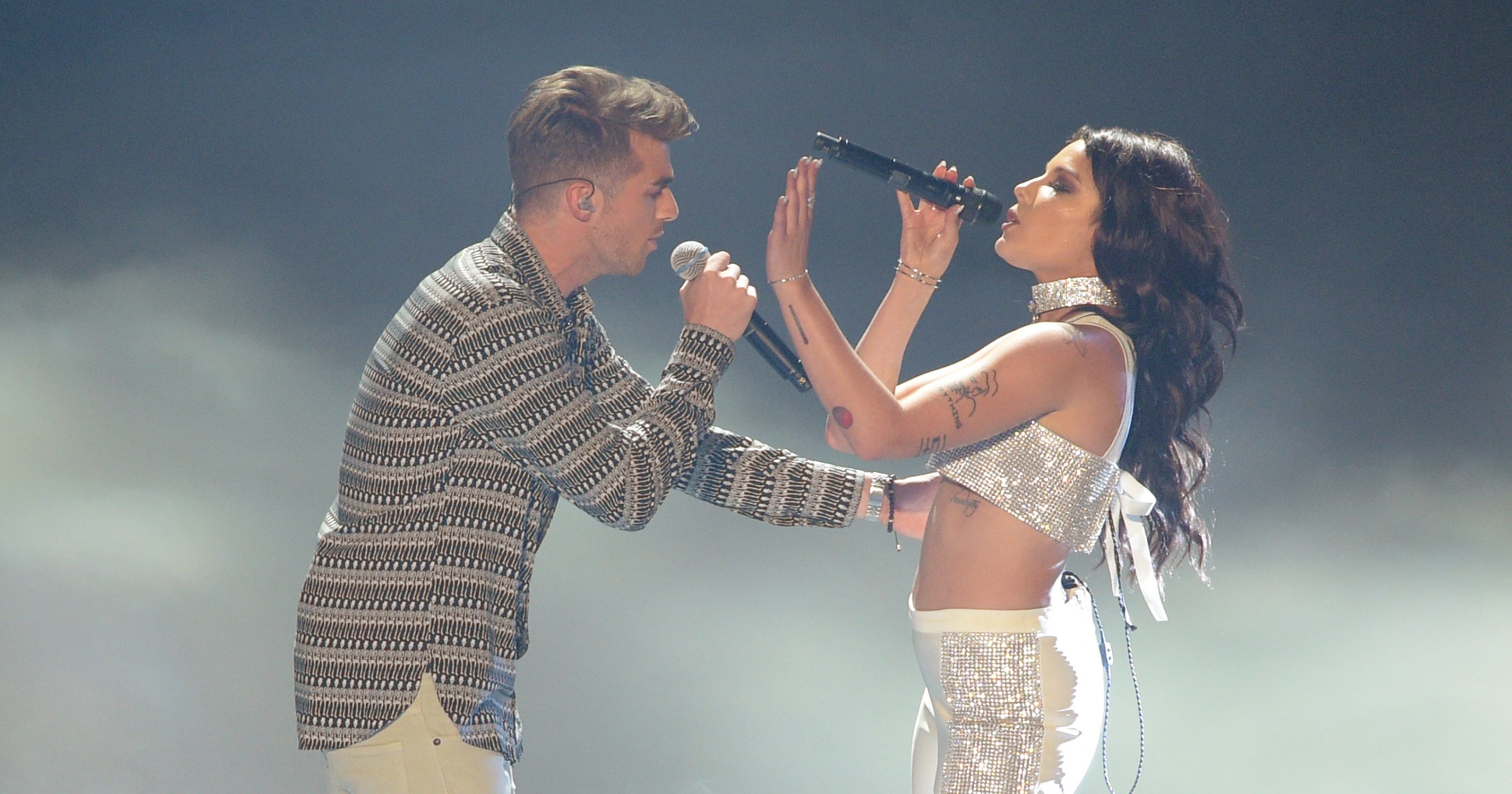 Halsey, Drew Taggart get sexy and 'Closer' in The Chainsmokers' new music video3200 x 1680
