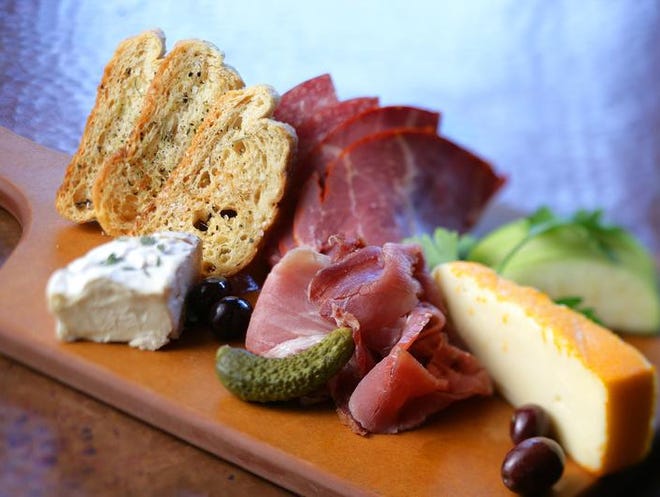 Charcutería en la charcutería de Brugge Brasserie, ahora cerrada, con charcutería casera, mostaza artesanal y carnes ahumadas localmente.