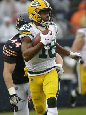 Green Bay Packers wide receiver Randall Cobb (18) races 28 downfield while being pursued by Chicago Bears inside linebacker Nick Kwiatkoski (44) on a 38-yard reception during the first quarter of their game Sunday, November 12, 2017 at Soldier Field in Chicago, Ill. The Green Bay Packers beat the Chicago Bears 23-16.
MARK HOFFMAN/MILWAUKEE JOURNAL SENTINEL