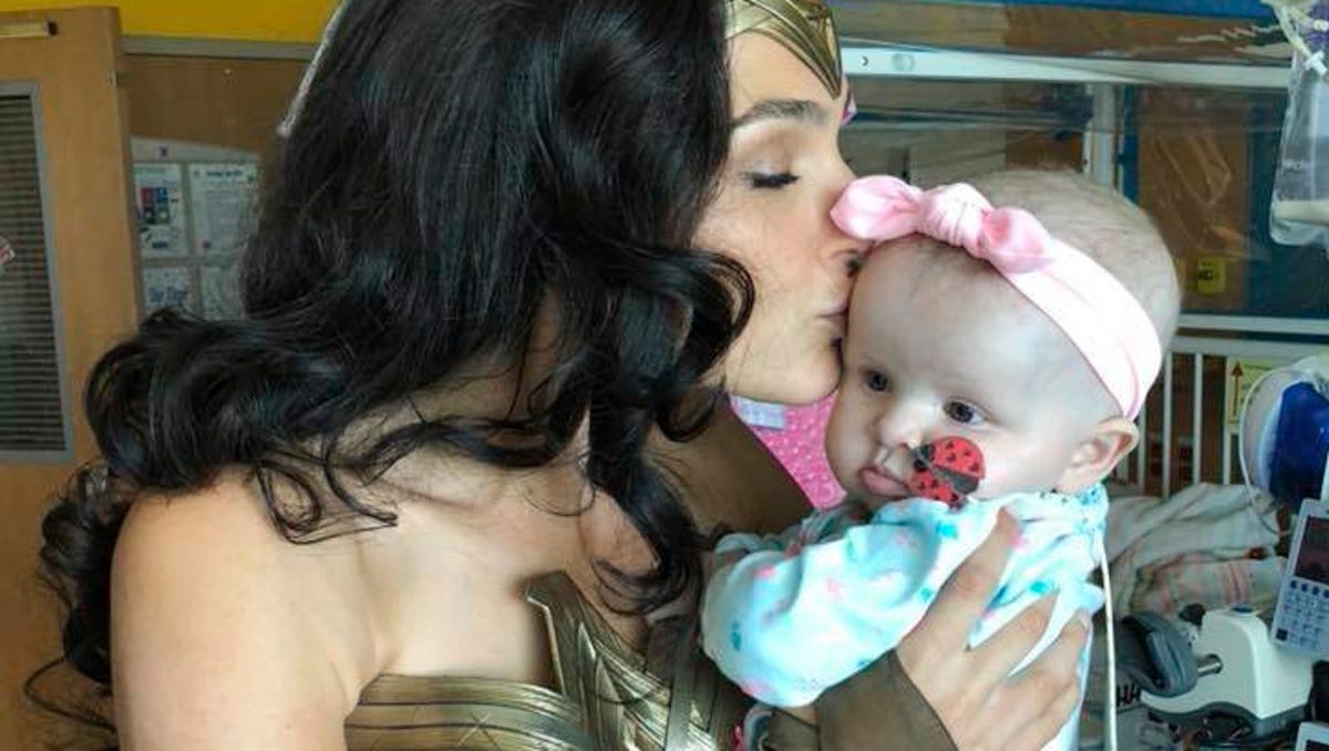 Wonder Woman Star Gal Gadot Visits Sick Kids At Virginia Hospital A couple of staffers shared photos with gadot on twitter and instagram, and it was obvious they're. wonder woman star gal gadot visits