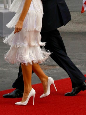Her flapper-esque dress featured a white beaded skirt.