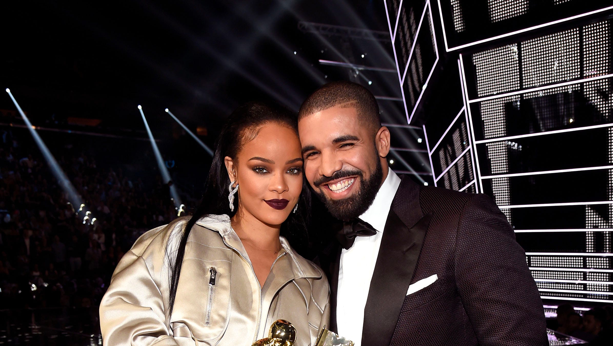 Drake Professes Love For Rihanna At Vmas Everyone Loses Collective Minds