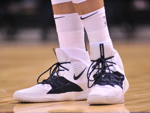 Memphis Grizzlies center Marc Gasol (33) shoes during