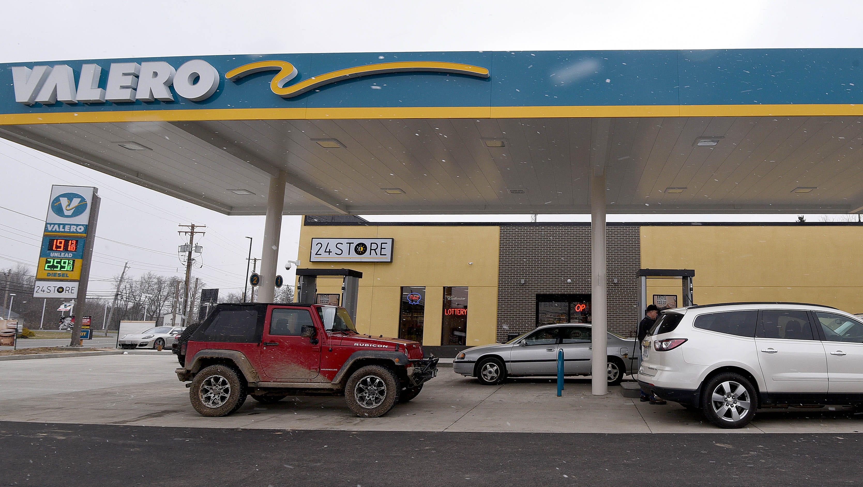 24 Store offers fuel, draft beer, fullservice restaurant