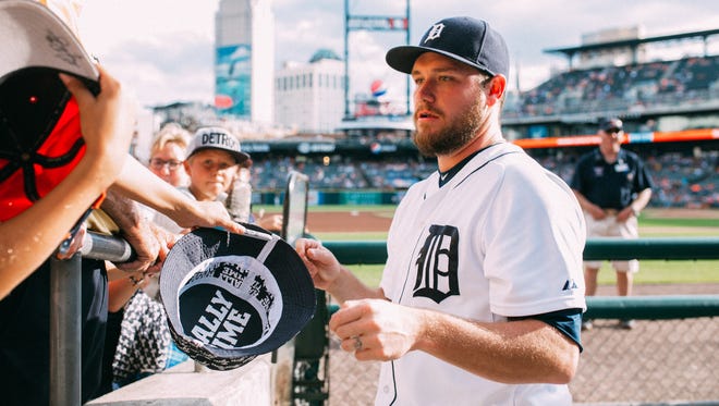 Alex Wilson of the Detroit Tigers signs autographs in 2015.