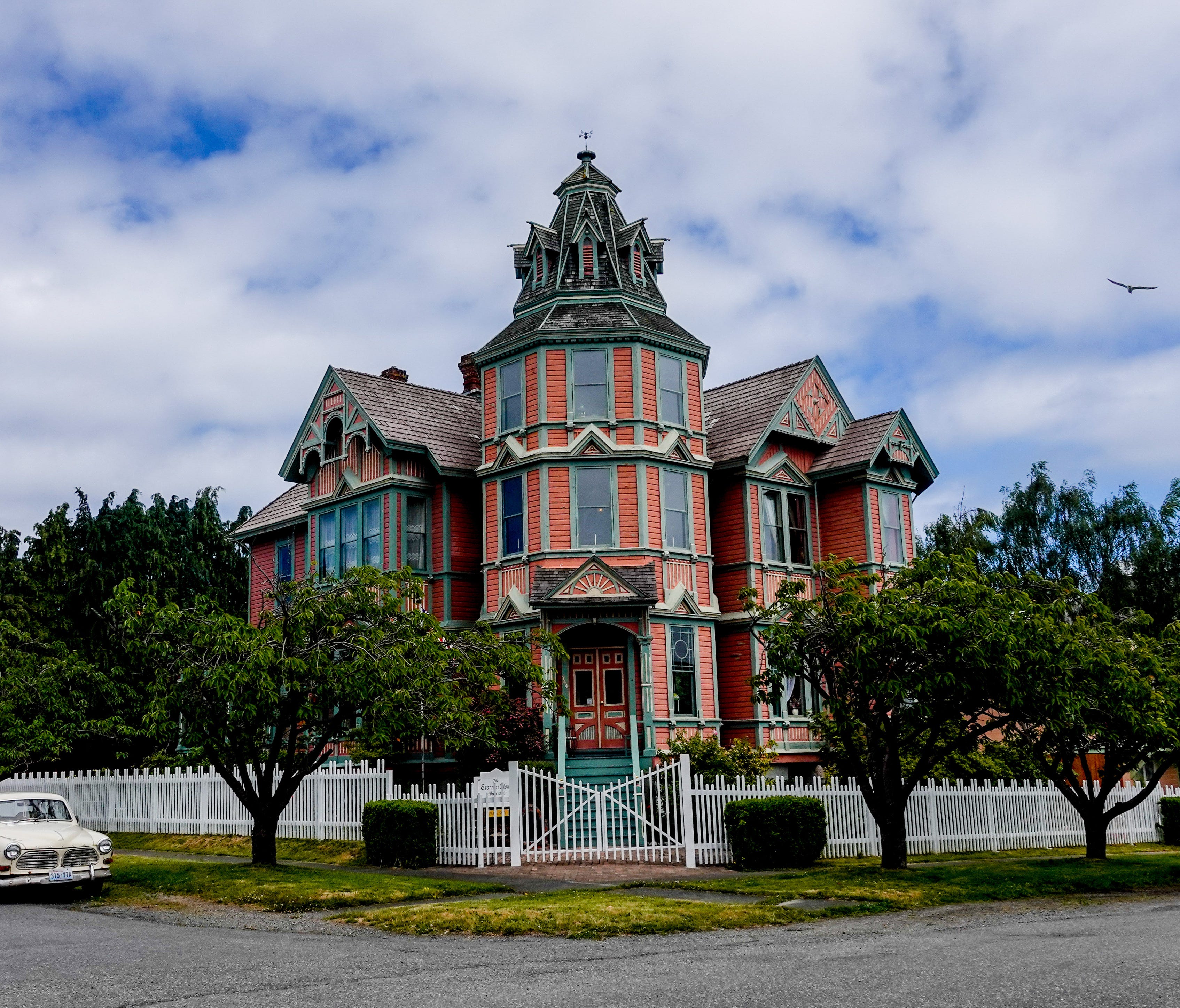 The city of Port Townsend,  lined with historic victorian mansions, is a photographer's  paradise. Jefferson Graham brings his camera to this Washington State landmark, home to 10,000 people.