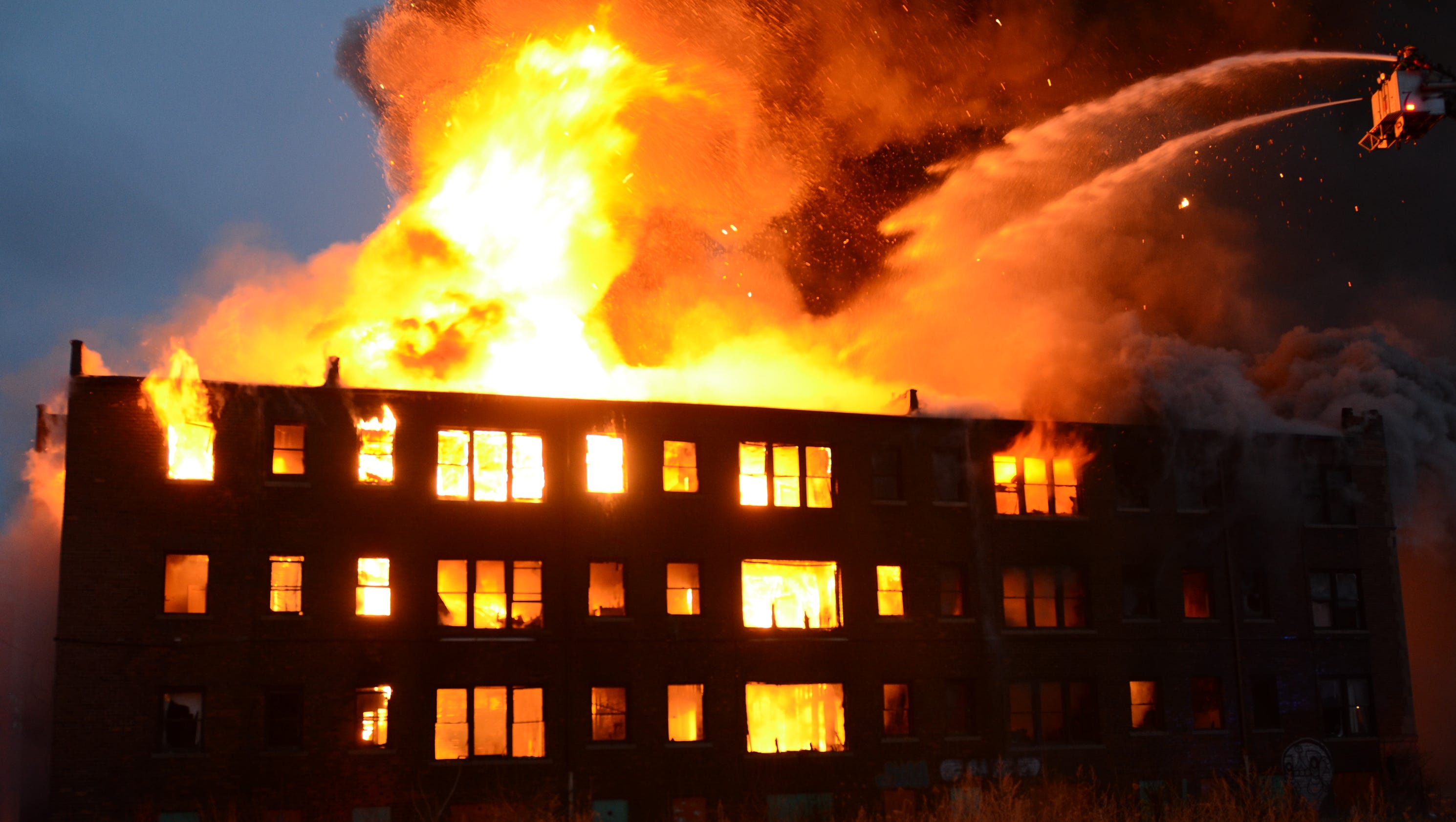 Detroit apartment building fire