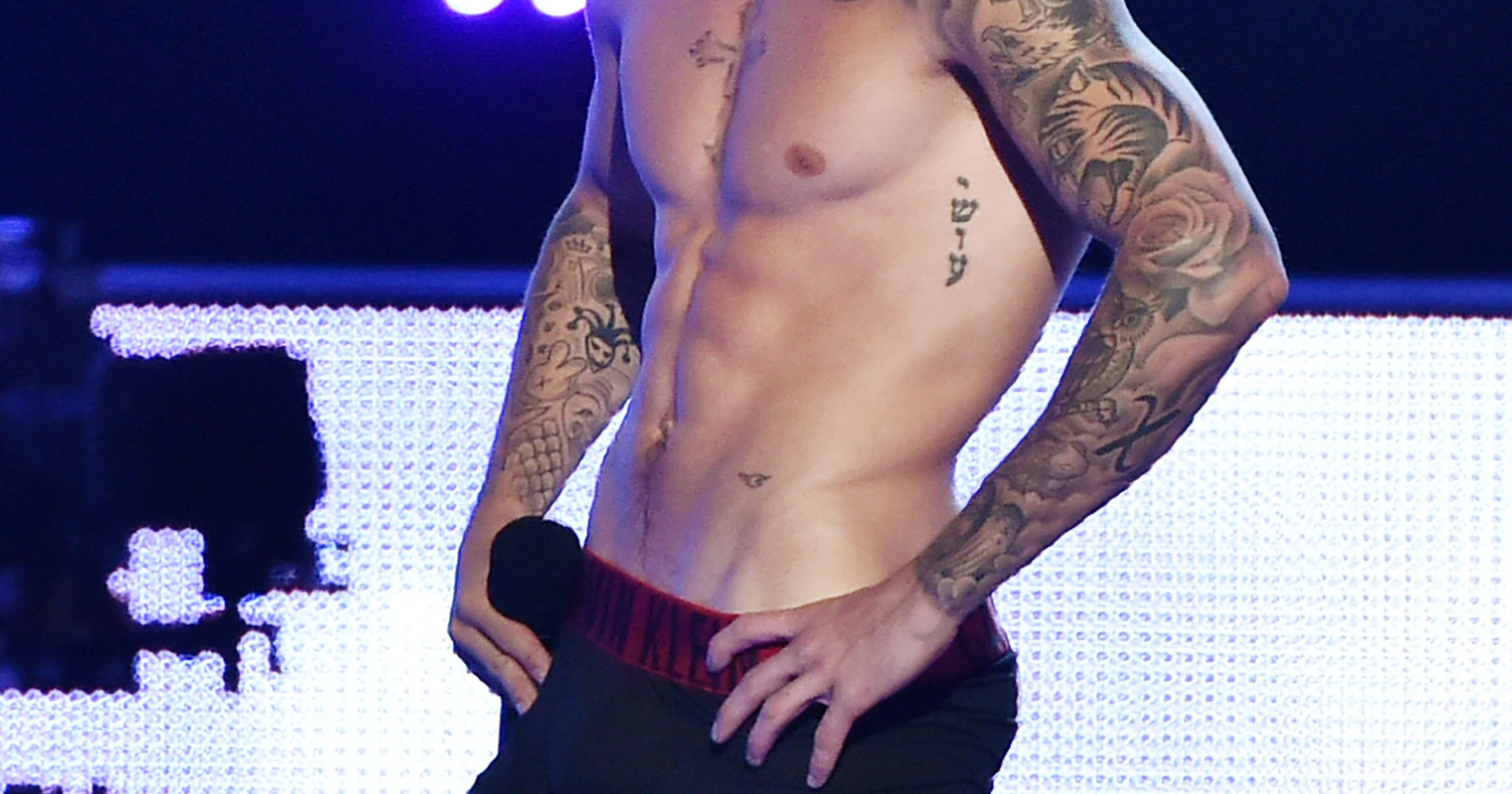 justinbieberstripstohisundiesatfashionrocksshowandgetsbooed