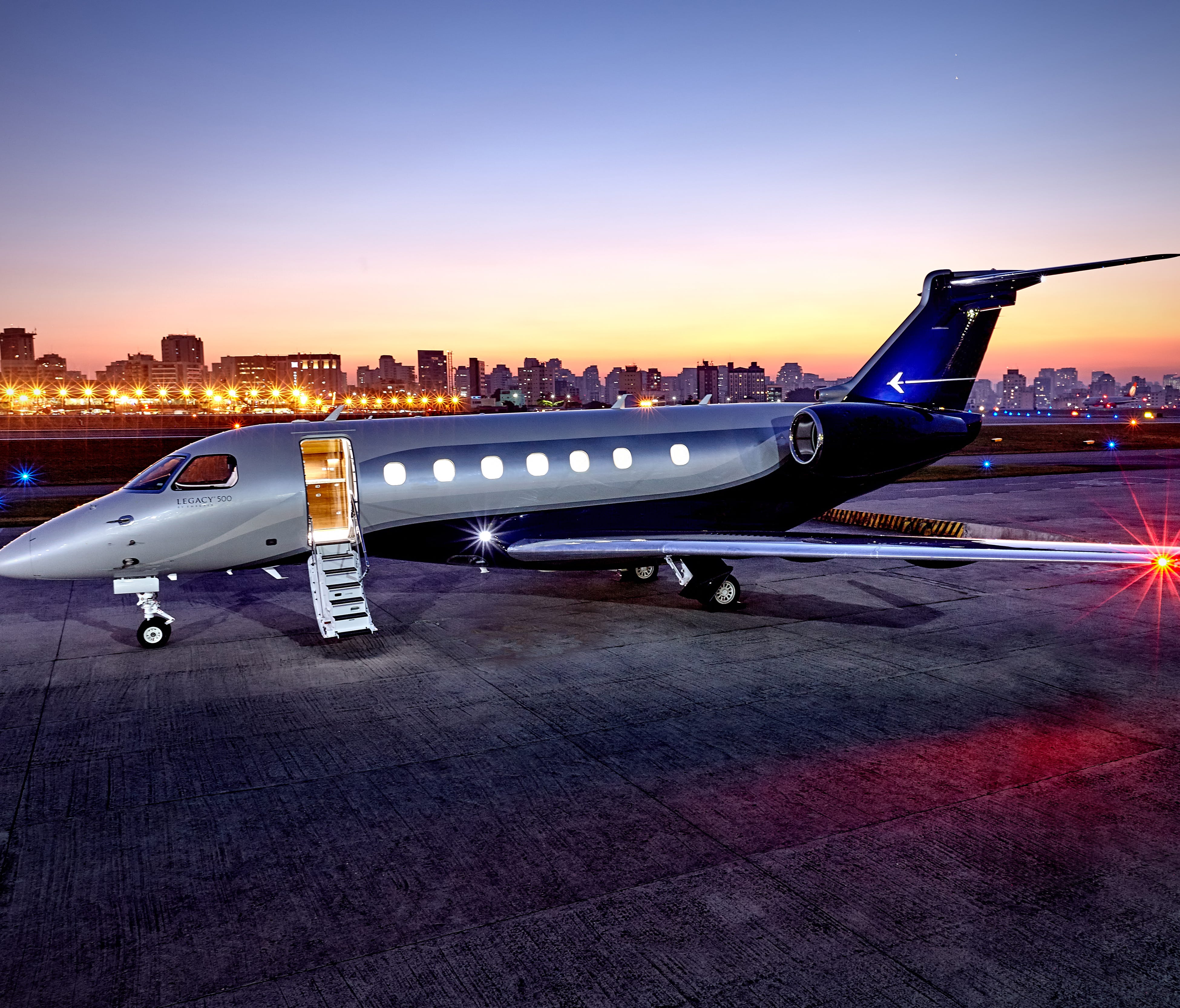 The Embraer Legacy 500 has a medium-sized cabin with a 6-foot flat-floor cabin suitable for eight club seats, which can also be converted into four beds for complete rest at a cabin altitude of 5,800 feet, the lowest in its class.