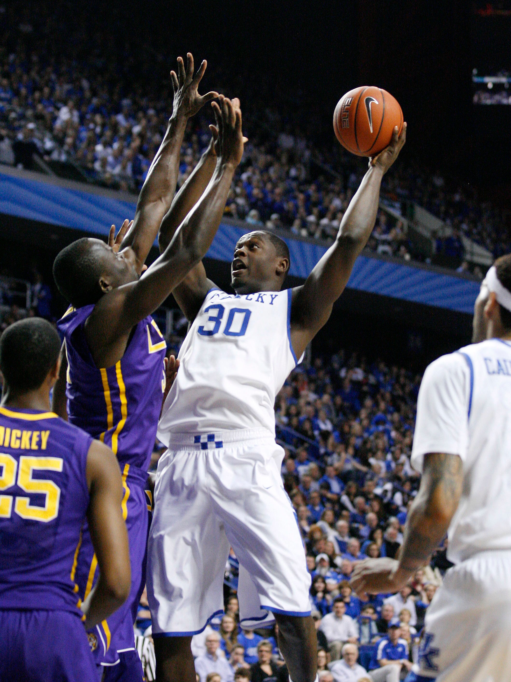 Kentucky Escapes Lsu S Upset Bid Off Julius Randle S Game Winner